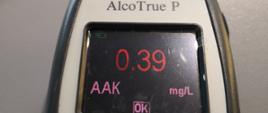 Inspekcyjny alkomat wykazał 0,39 mg/l (ponad 0,8 promila) alkoholu w wydychanym powietrzu przez kierującego estońską ciężarówką.