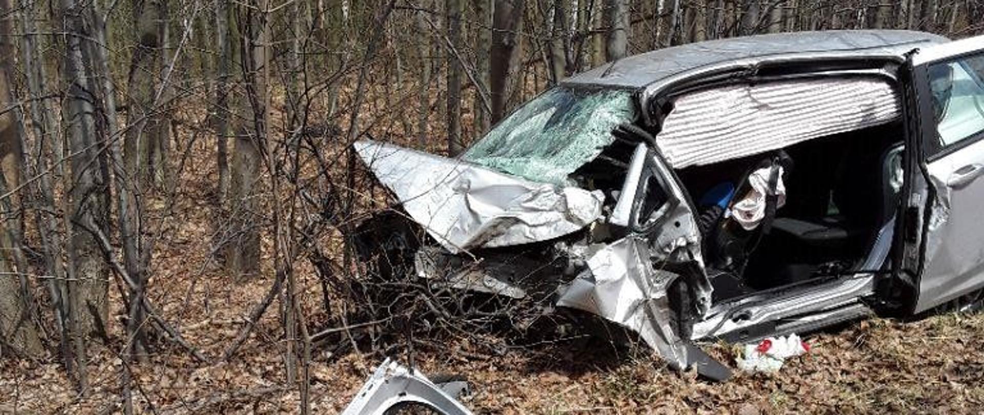 Rozbite auto na poboczu drogi