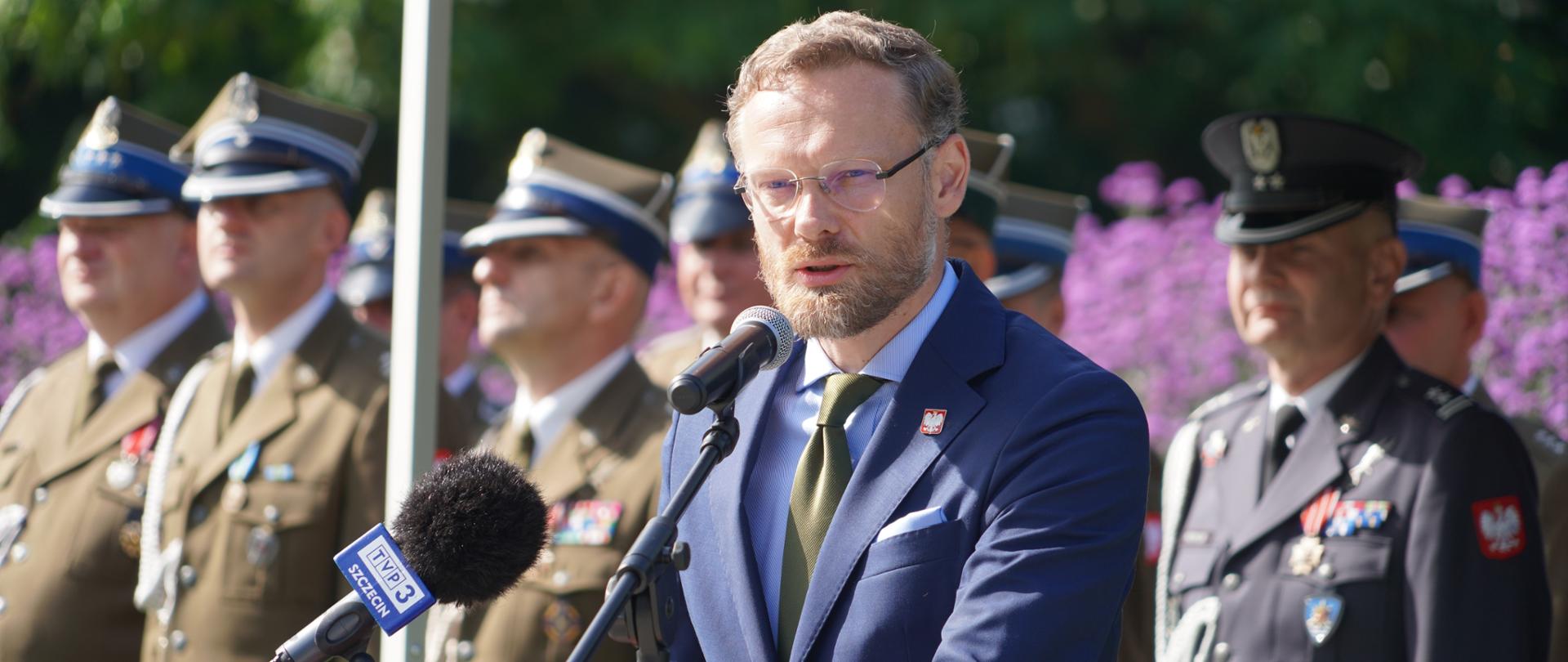 wojewoda Zbigniew Bogucki przemawia do uczestników uroczystości