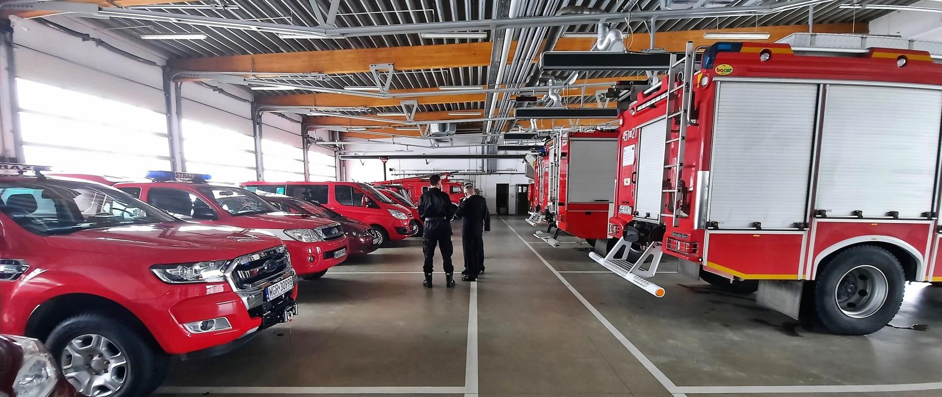 Na zdjęciu widoczny jest zastępca mazowieckiego komendanta wojewódzkiego PSP , komendant powiatowy oraz dowódca JRG podczas obejścia sprzętu będącego na wyposażeniu KP.