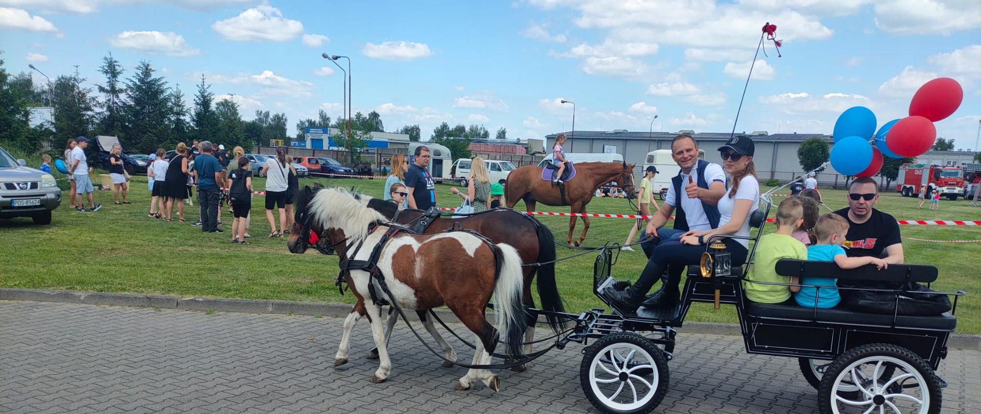 Uczestnicy festynu korzystają z licznie przygotowanych atrakcji.