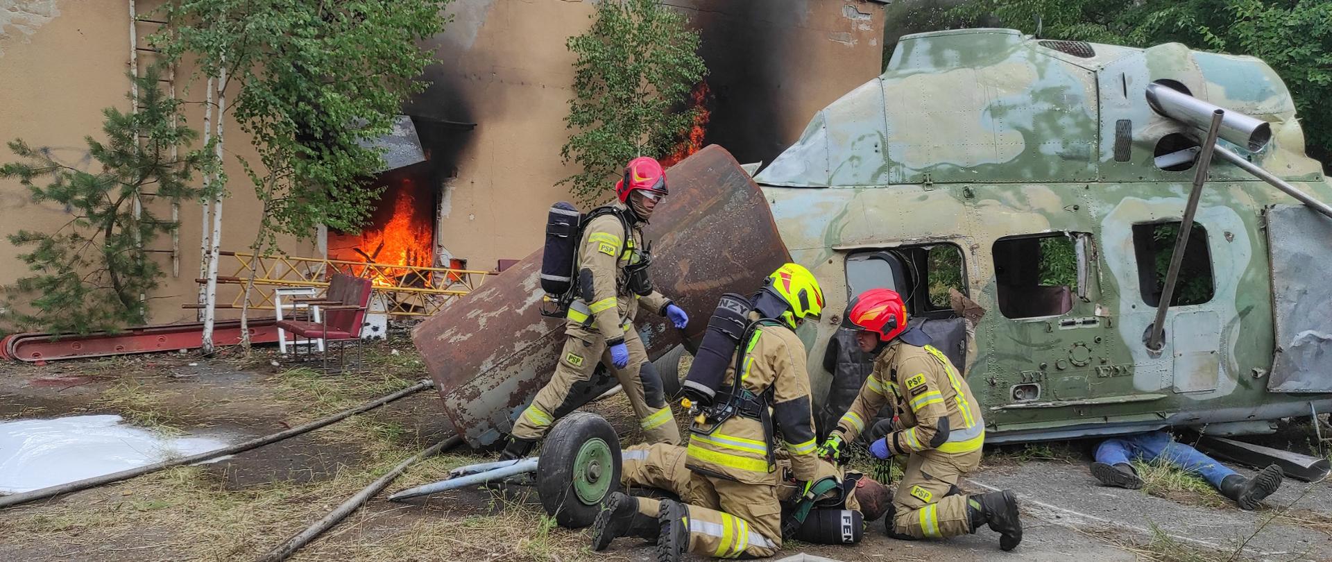 Udzielanie pomocy poszkodowanemu strażakowi