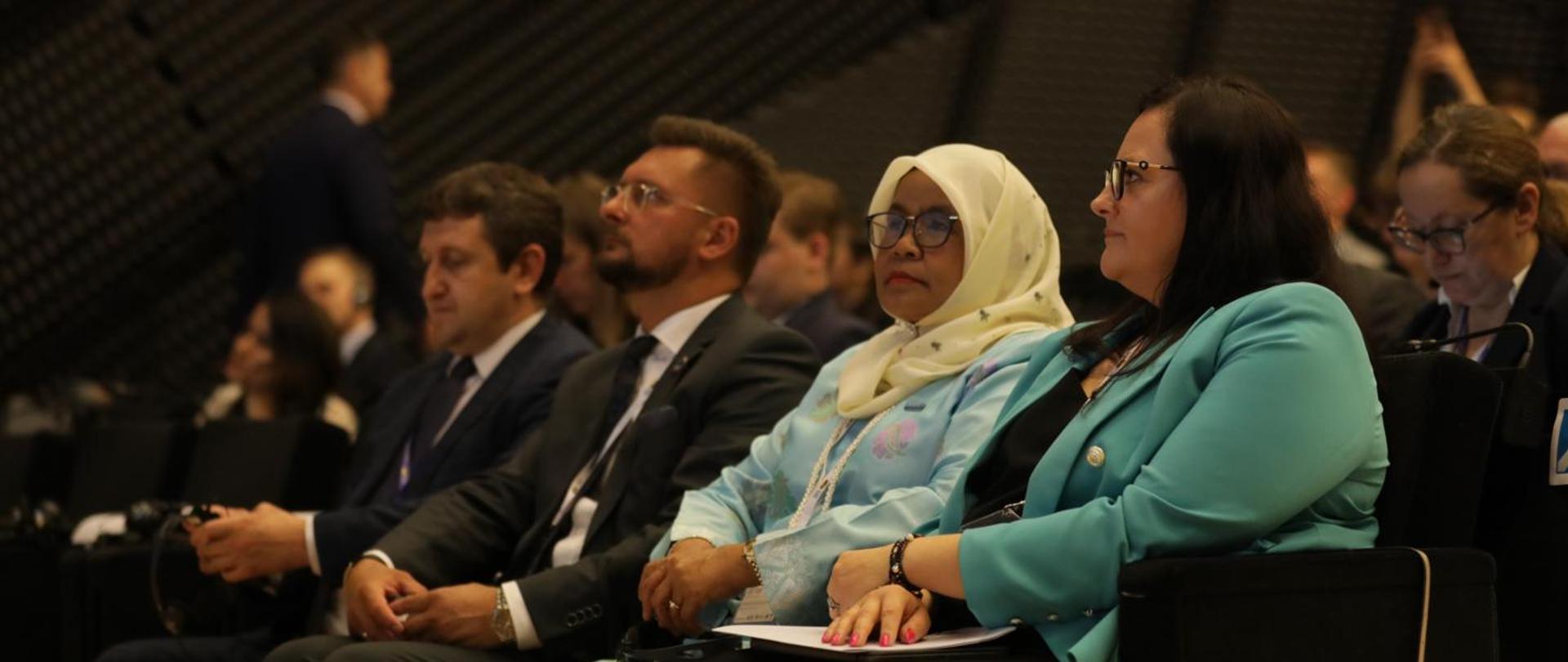 odbudowa - polska sesja specjalna (od prawej): wiceminister funduszy i polityki regionalnej Małgorzata Jarosińska-Jedynak, dyrektor wykonawcza UN-Habitat Maimunah Mohd Sharif, prezydent miasta Katowice Marcin Krupa, przedstawiciel Ukrainy.
(w tle uczestnicy spotkania)