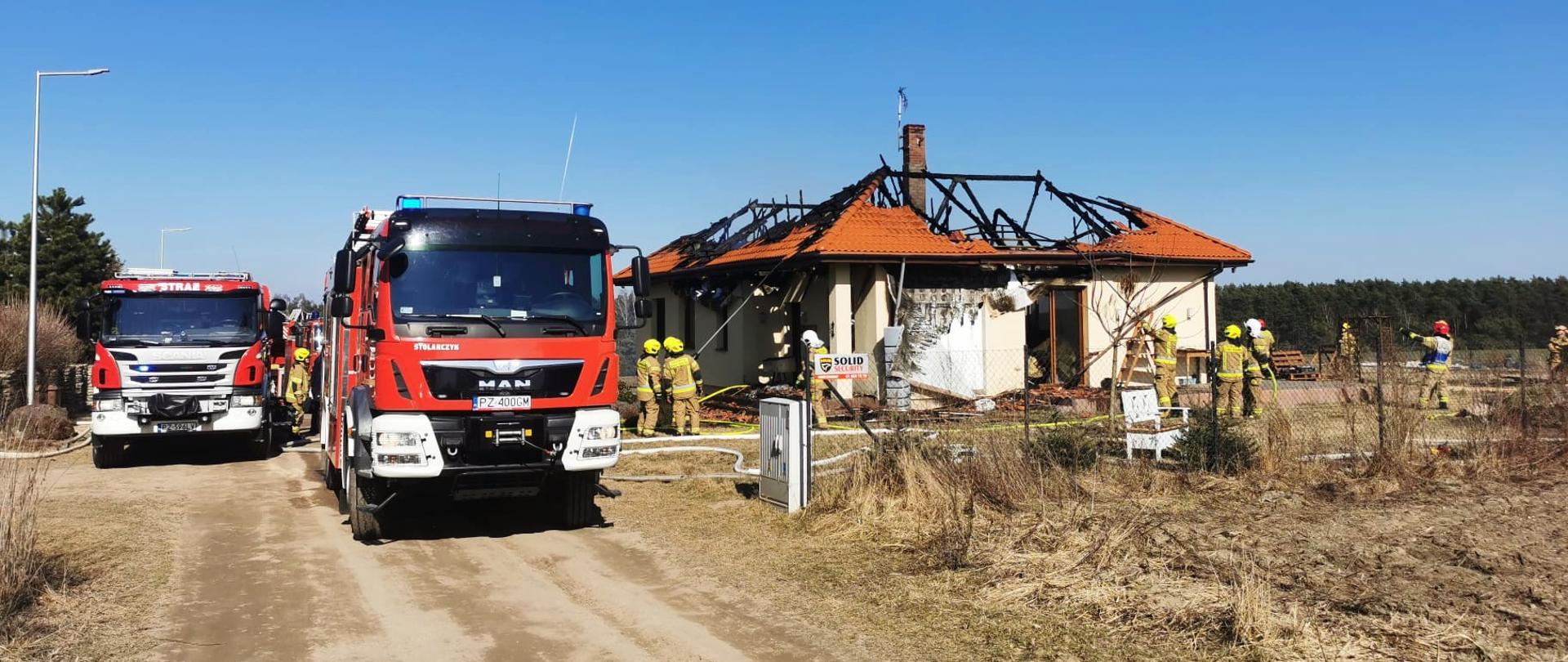 Siły i Środki na miejscu i budynek objety pozarem