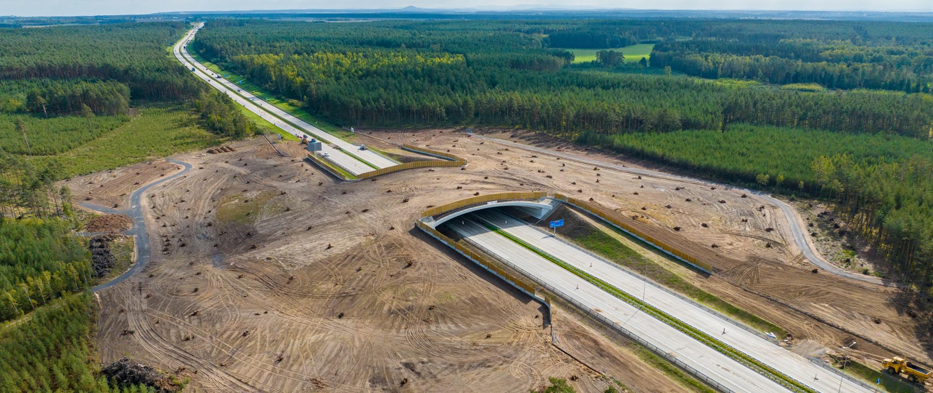 A18 z lotu ptaka. Widoczne górne przejście dla zwierząt nad drogą.