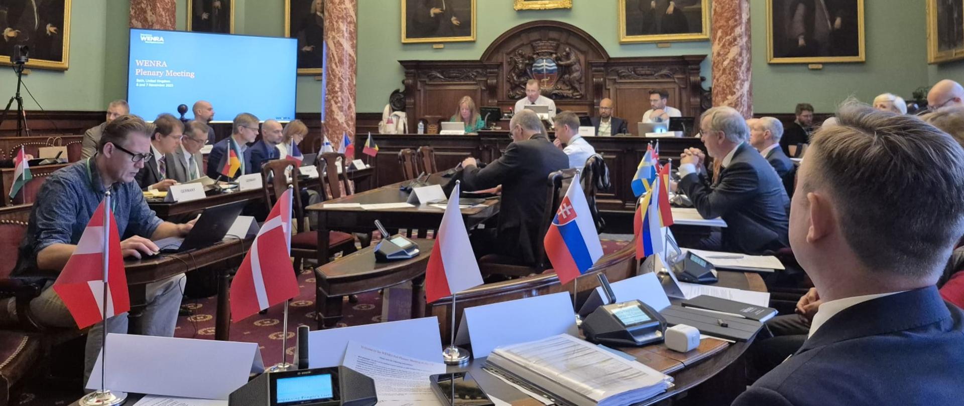 Uczestnicy posiedzenia WENRA siedzą w sali podczas obrad, na pierwszym planie delegacja PAA siedzi przy stole