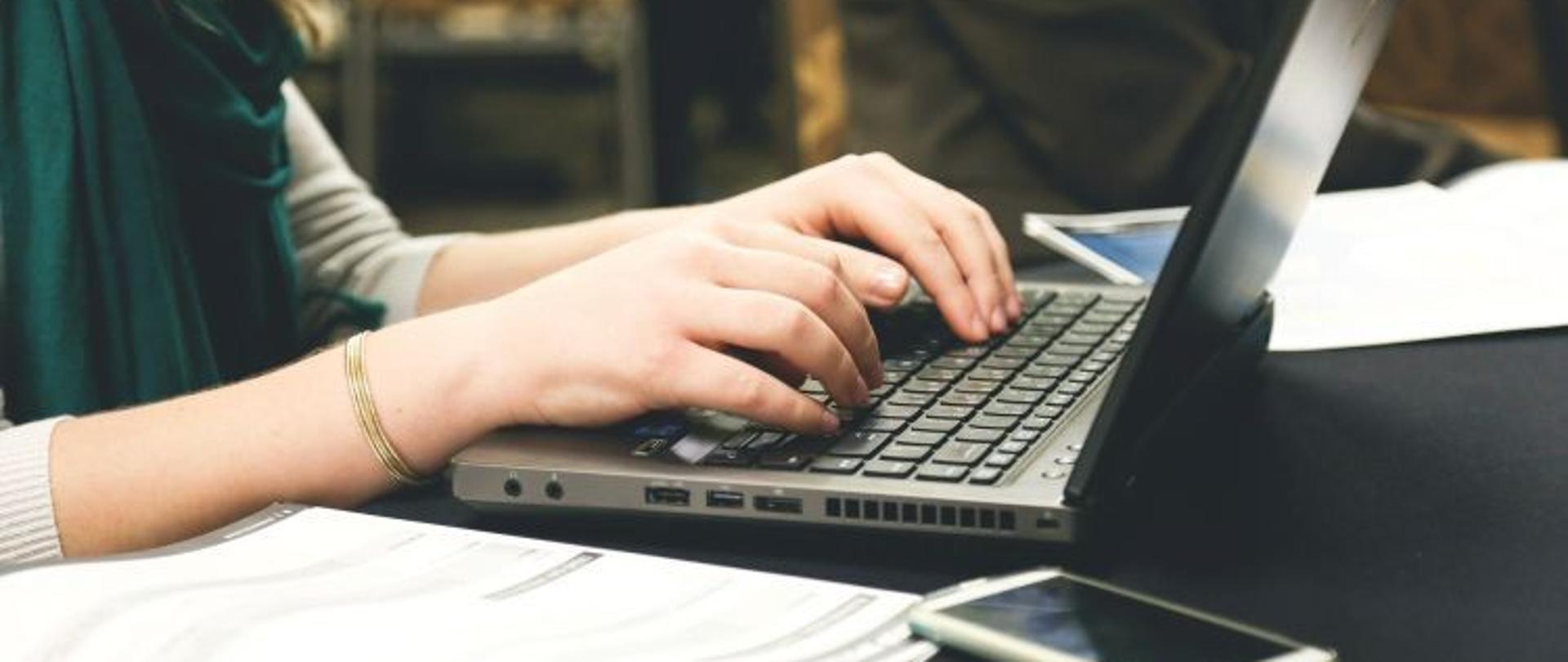 Nastolatka pisząca na komputerze