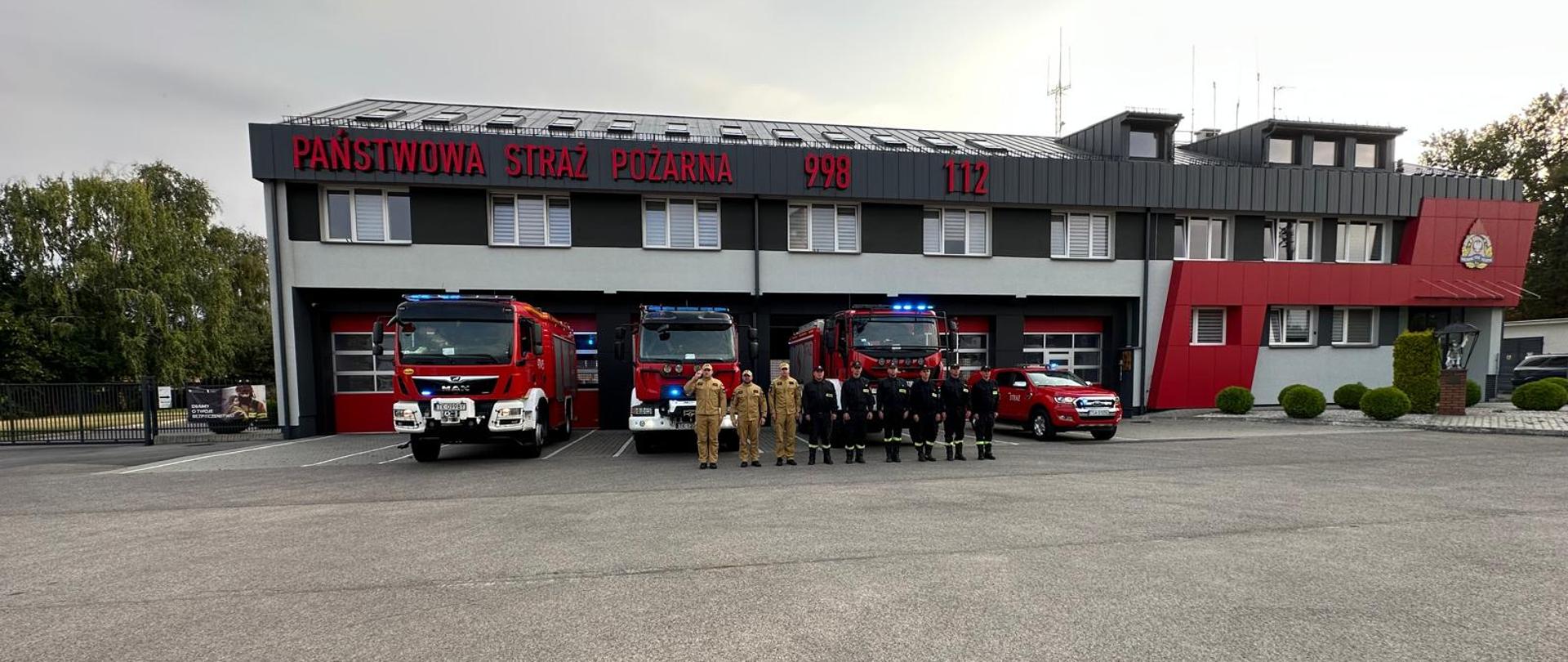 Strażacy JRG Sandomierz oddają hołd zmarłemu druhowi OSP Sierakowice