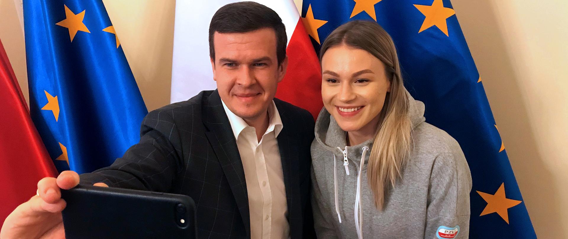 Witold Bańka i Natalia Maliszewska przy wspólnym selfie