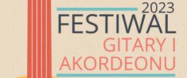 Baner Festiwalu gitary i akordeonu. Po lewej stronie fragment gryfu gitary w układzie pionowym, po prawej tekst w kolorze czarnym i czerwonym: Festiwal gitary i akordeonu 2023. Tło w kolorze jasnobrązowym. 