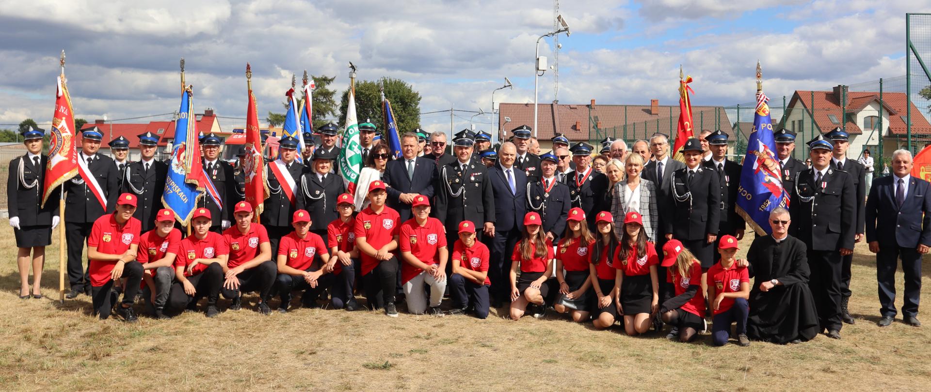 zdjęcie grupowe z zaproszonymi gośćmi i uczestnikami uroczystości