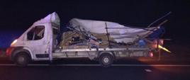 Uszkodzona tylna część pojazdu dostawczego, noc