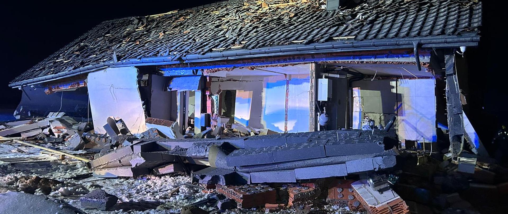 Dom jednorodzinny po wybuchu gazu.