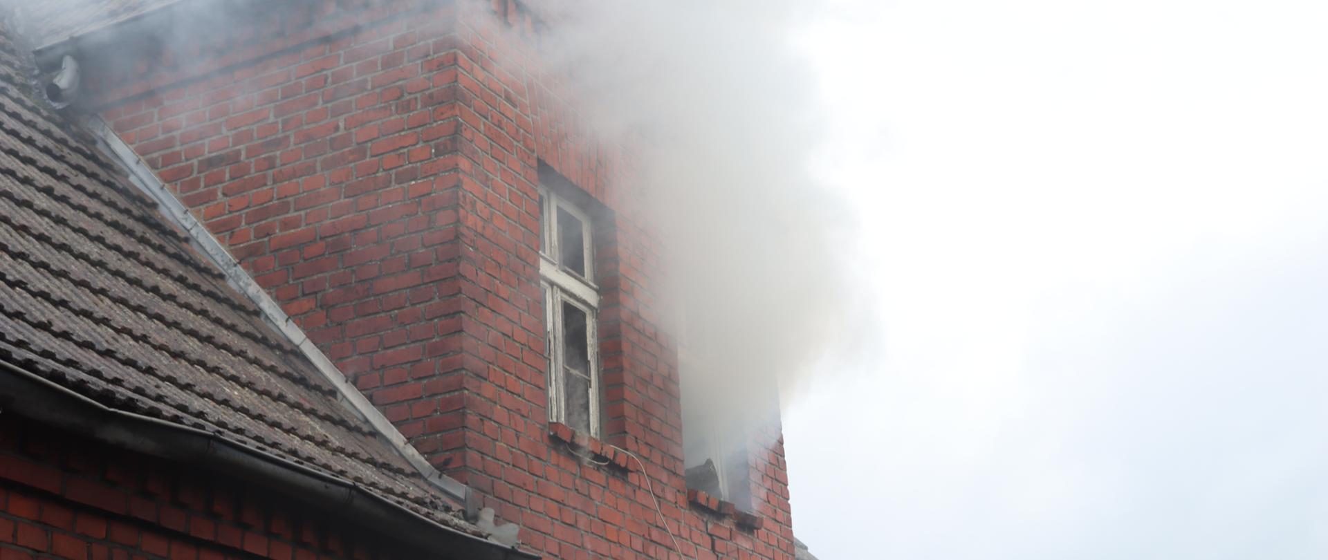 palący się budynek