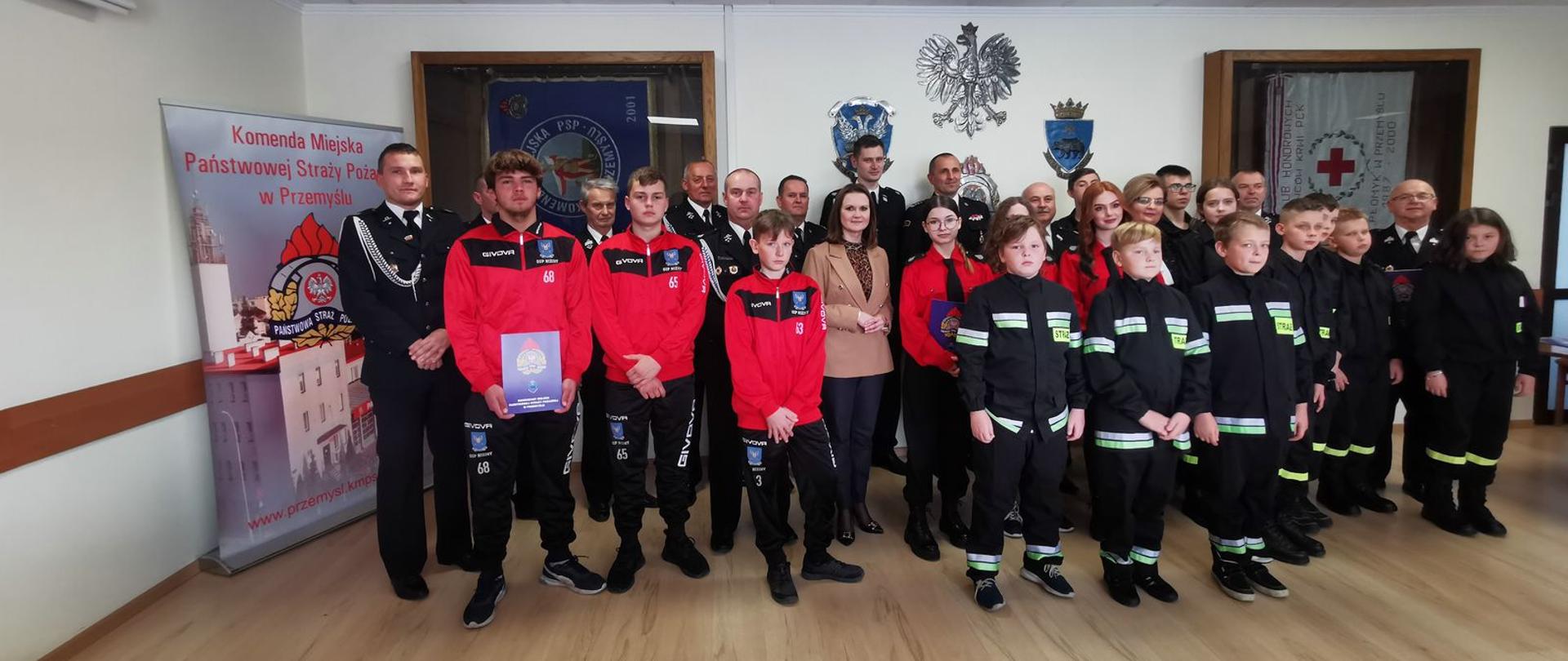 Na zdjęciu wręczanie promes na zakup sprzętu i wyposażenia osobistego dla członków Młodzieżowych Drużyn Pożarniczych z powiatu przemyskiego