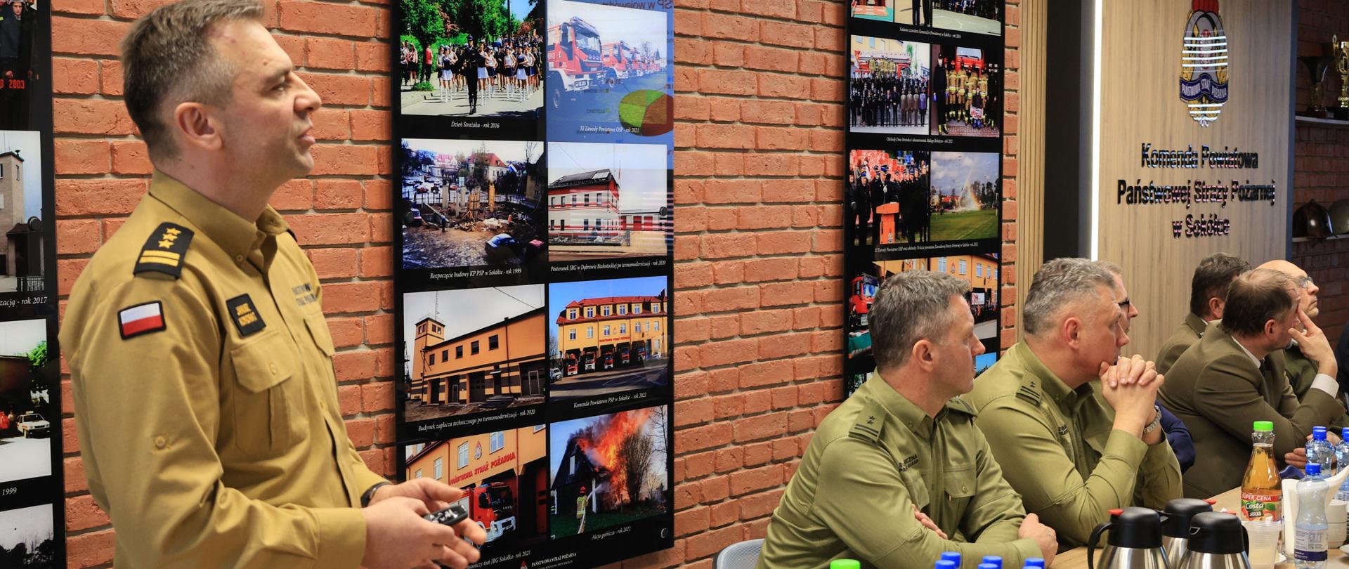 Narada roczna w Komendzie Powiatowej PSP w Sokółce - Komendant wojewódzki PSP prezentuje swój wykład zebranym osobom