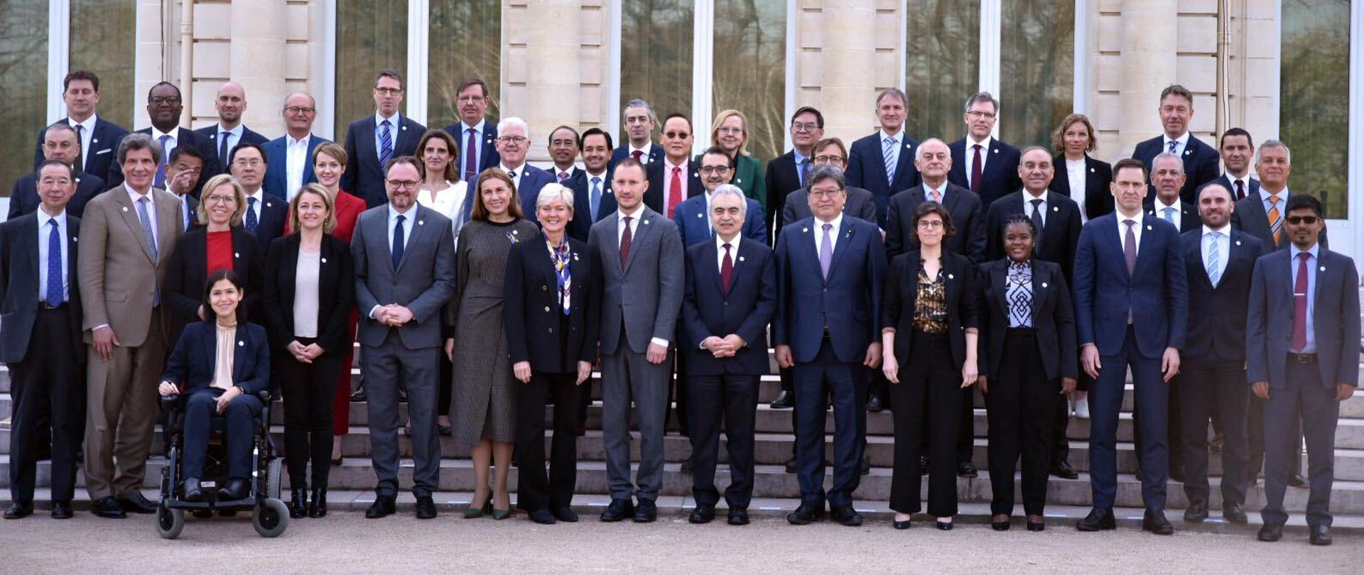 Zdjęcie grupowe ministrów obecnych drugiego dnia na ministerialnym spotkaniu Międzynarodowej Agencji Energetycznej w Paryżu.