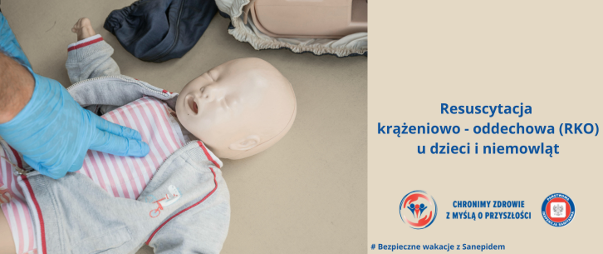 Grafika przedstawia fantom małego dziecka (niemowlęcia). Osoba, która ma na dłoniach niebieskie rękawiczki wykonuje uciśnięcia klatki piersiowej dwoma palcami. Po prawej stronie zdjęcia umieszczono napis Resuscytacja Krążeniowo - Oddechowa (RKO) u dzieci i niemowląt . A w prawym dolnym rogu znajdują się dwa logo Inspekcji Sanitarnej oraz napis Chronimy Zdrowie z Myślą o Przyszłości. Pod nimi widnieje napis Bezpieczne Wakacje z Sanepidem.