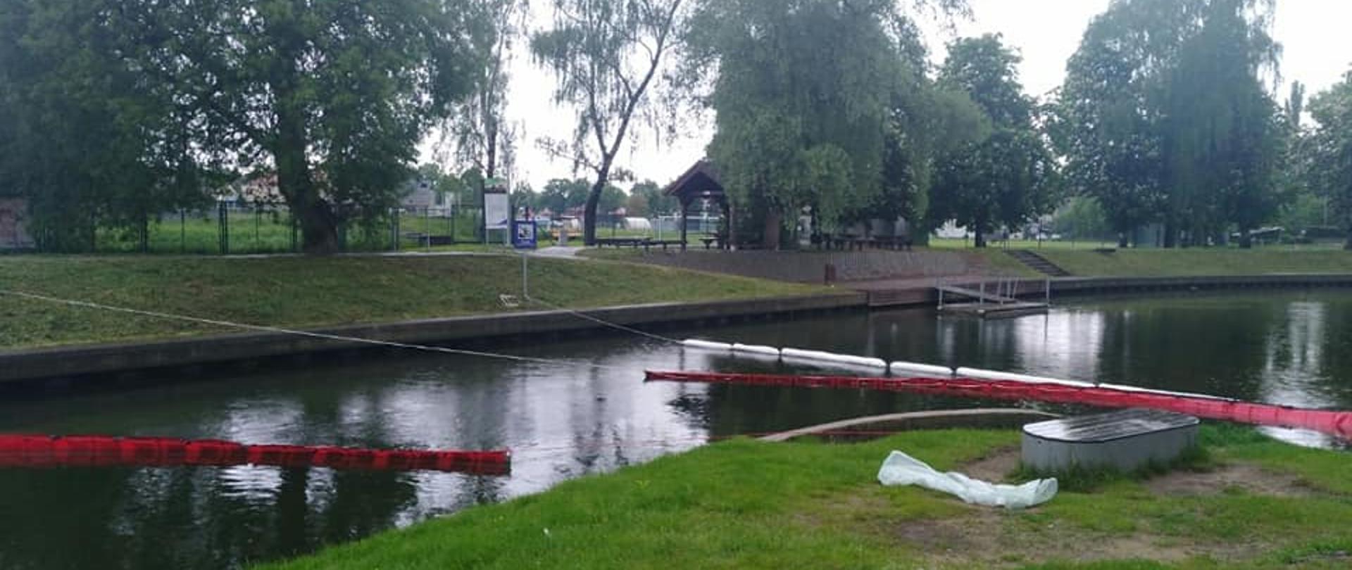 Na zdjęciu zapory ograniczające rozprzestrzenianie się substancji ropopochodnej