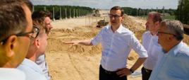 Premier zwiedza teren budowy.