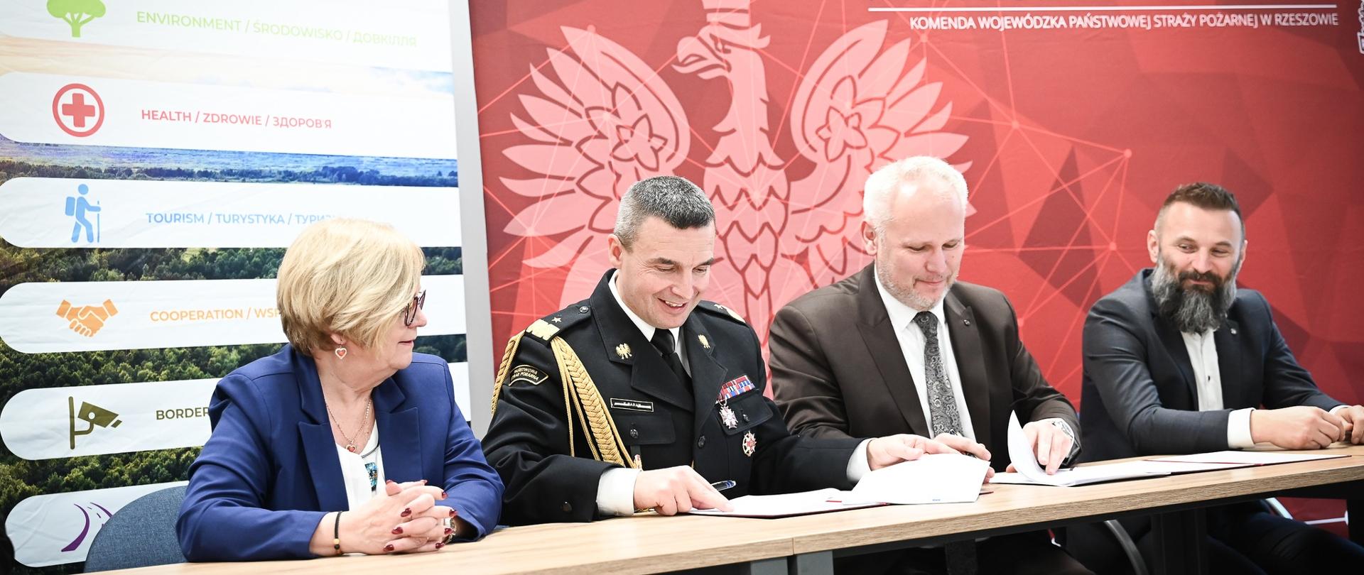 Podpisanie umowy na „Budowę podkarpackiego centrum ratownictwa i koordynacji transgranicznych działań ratowniczych w zakresie zwalczania zagrożeń dla środowiska” w ramach projektu o pn. „FABRICS - Leśny Amulet: Budowanie Odpornego i Innowacyjnego Rozwiązania Kontroli Pożarów” z Programu Interreg NEXT Polska Ukraina 2021-2027.