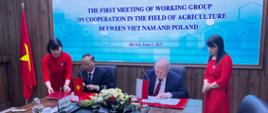 02/06/2022, Hanoi: Wiceministrowie Rolnictwa i Rozwoju Wsi Polski i Wietnamu podpisują wspólny protokół na zakończenie obrad pierwszego posiedzenia polsko-wietnamskiej grupy roboczej ds. współpracy w dziedzinie rolnictwa
Zdjęcie: Ministerstwo Rolnictwa i Rozwoju Wsi RP
