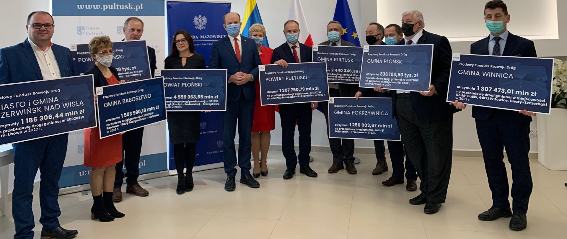 Na zdjęciu widać kobiety i mężczyzn