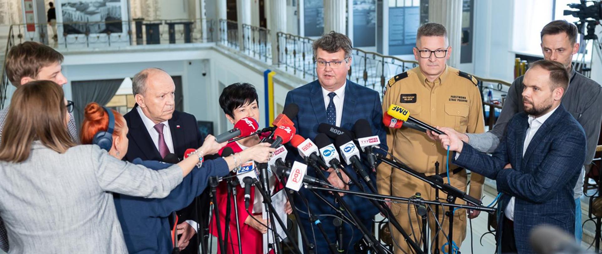 Zdjęcie przedstawia wiceministra podczas konferencji.