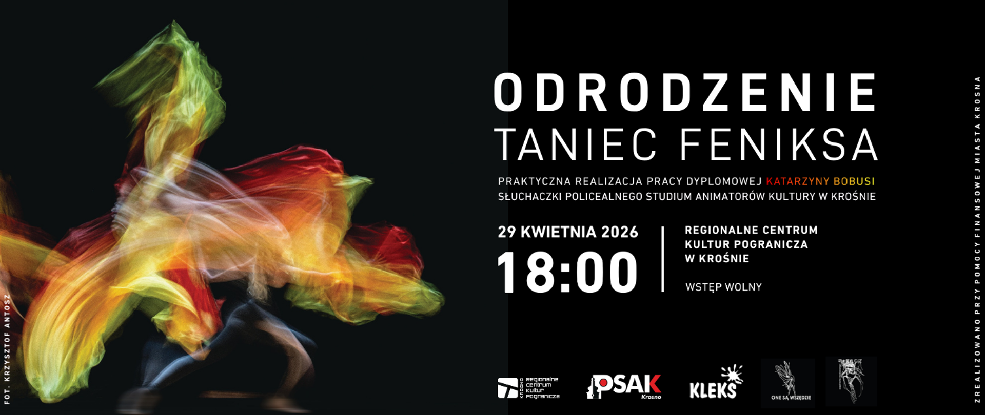 Plakat informujący o pracy dyplomowej Katarzyny Bobusi. Plakat ma czarne tło, po prawej stronie są informacje o pracy dyplomowej. Po lewej stronie jest zdjęcie kobiety w tanecznej pozycji oraz kolorowe chusty. Zdjęcie to jest rozmyte.