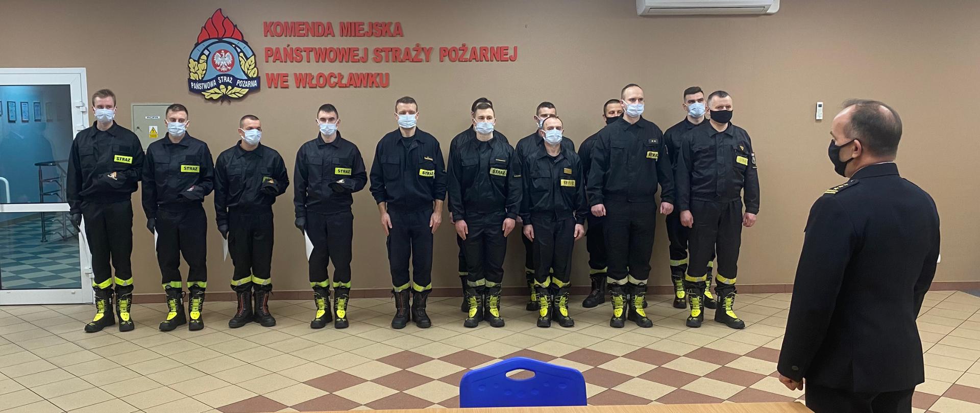 Ślubowanie nowo przyjętych strażaków - zmiana służbowa przed komendantem