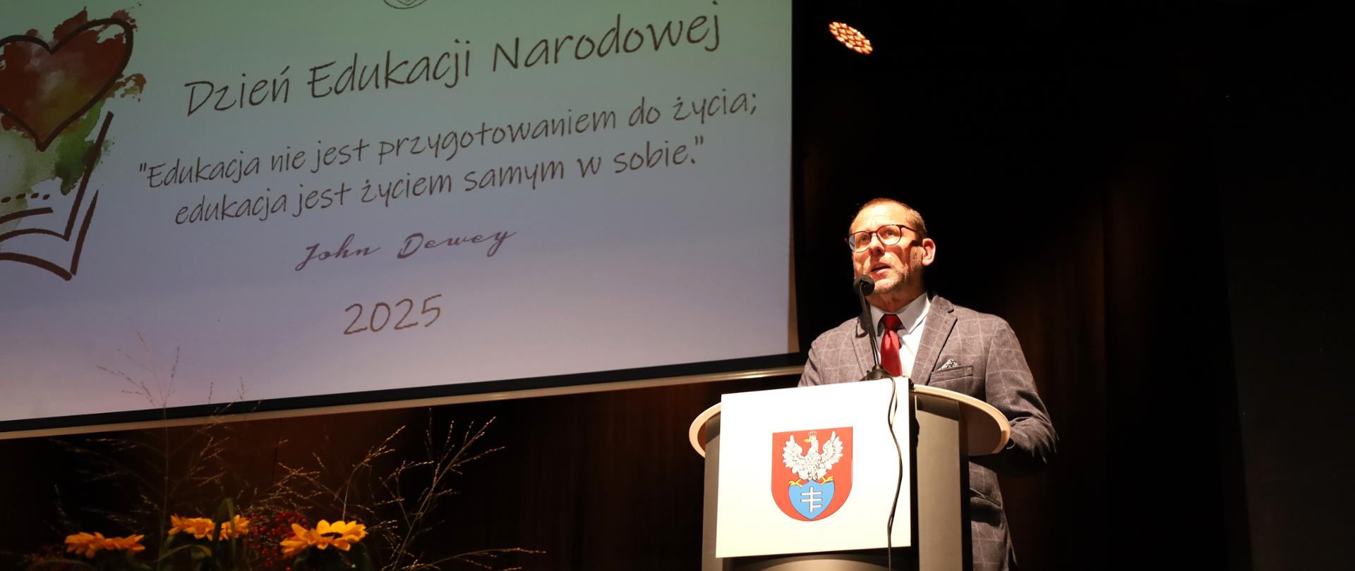 Na zdjęciu widać mężczyznę