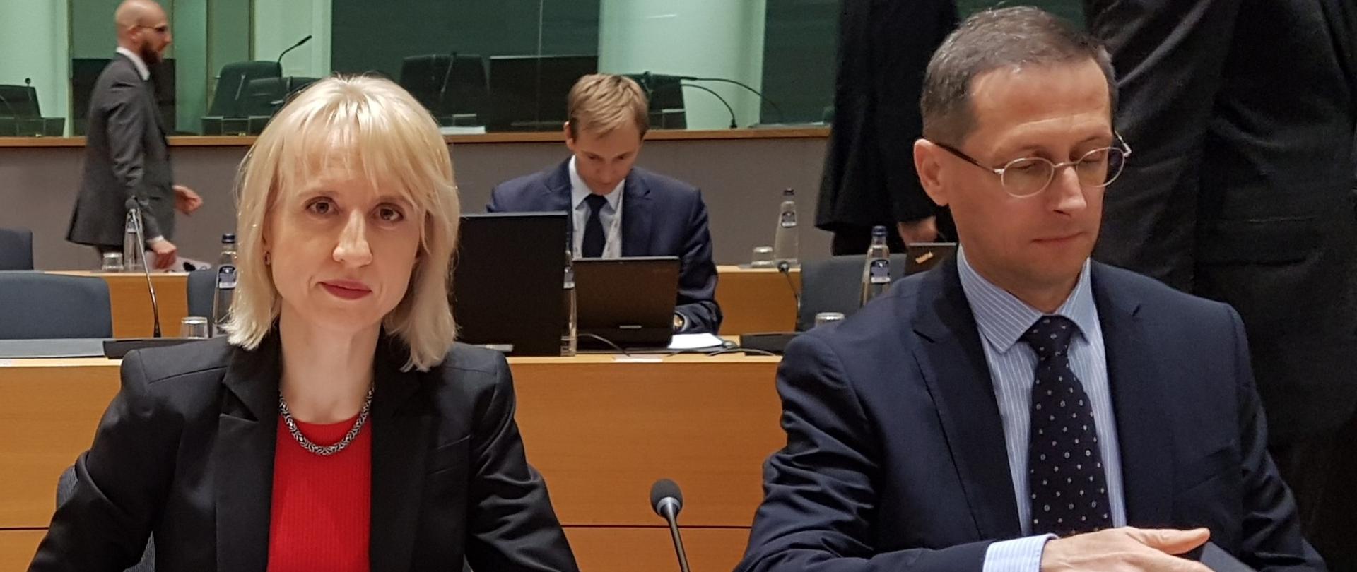 Minister Teresa Czerwińska siedzi za stołem podczas spotkania ECOFIN