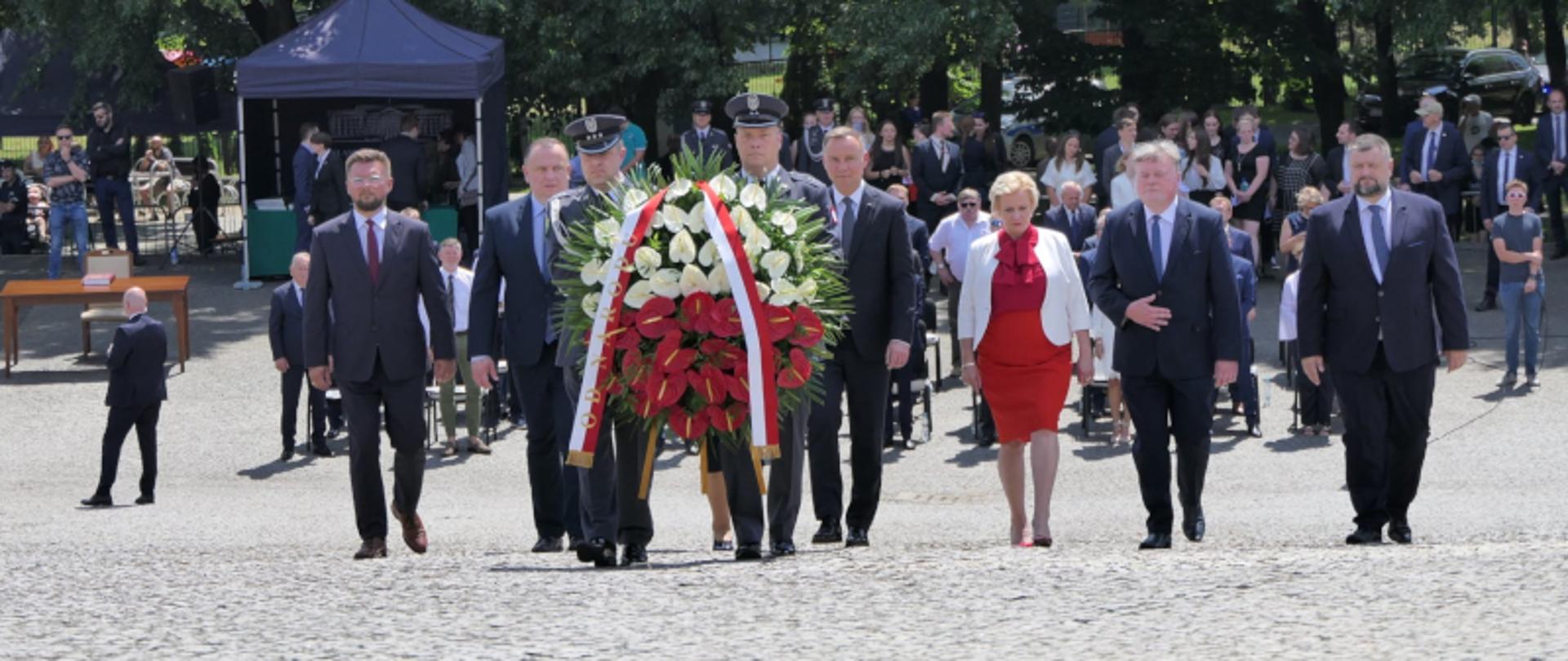 Reprezentacja władz państwowych i samorządowych składa wieniec pod Pomnikiem Powstańców Śląskich