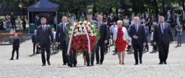 Reprezentacja władz państwowych i samorządowych składa wieniec pod Pomnikiem Powstańców Śląskich
