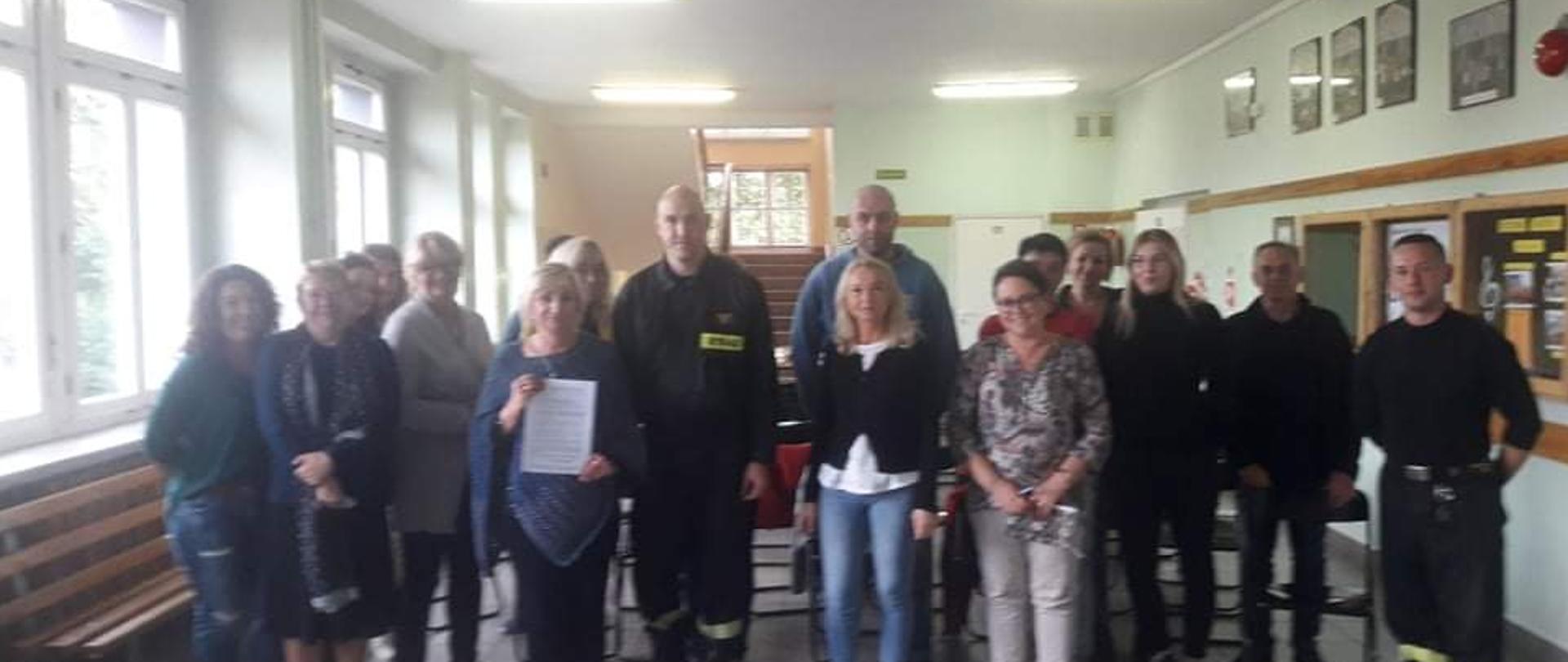 Strażacy przekazują komunikat prezesa krajowej izby kominiarskiej 