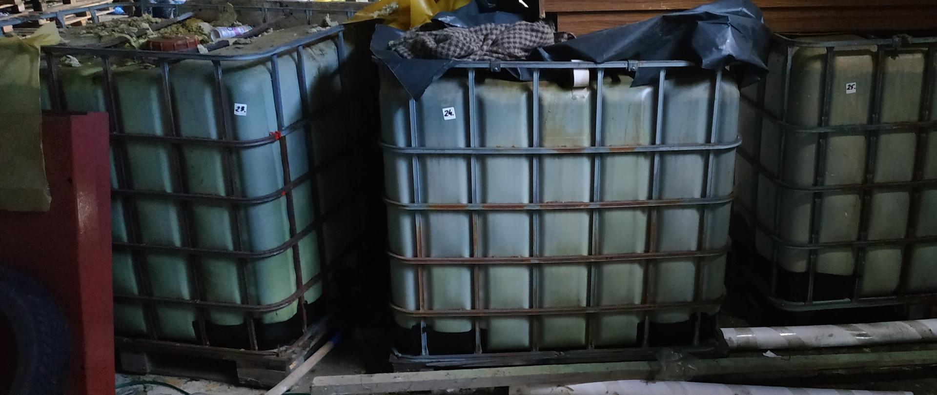 Trzy zbiorniki o pojemności 1000 l stojące w pomieszczeniu gospodarczym.