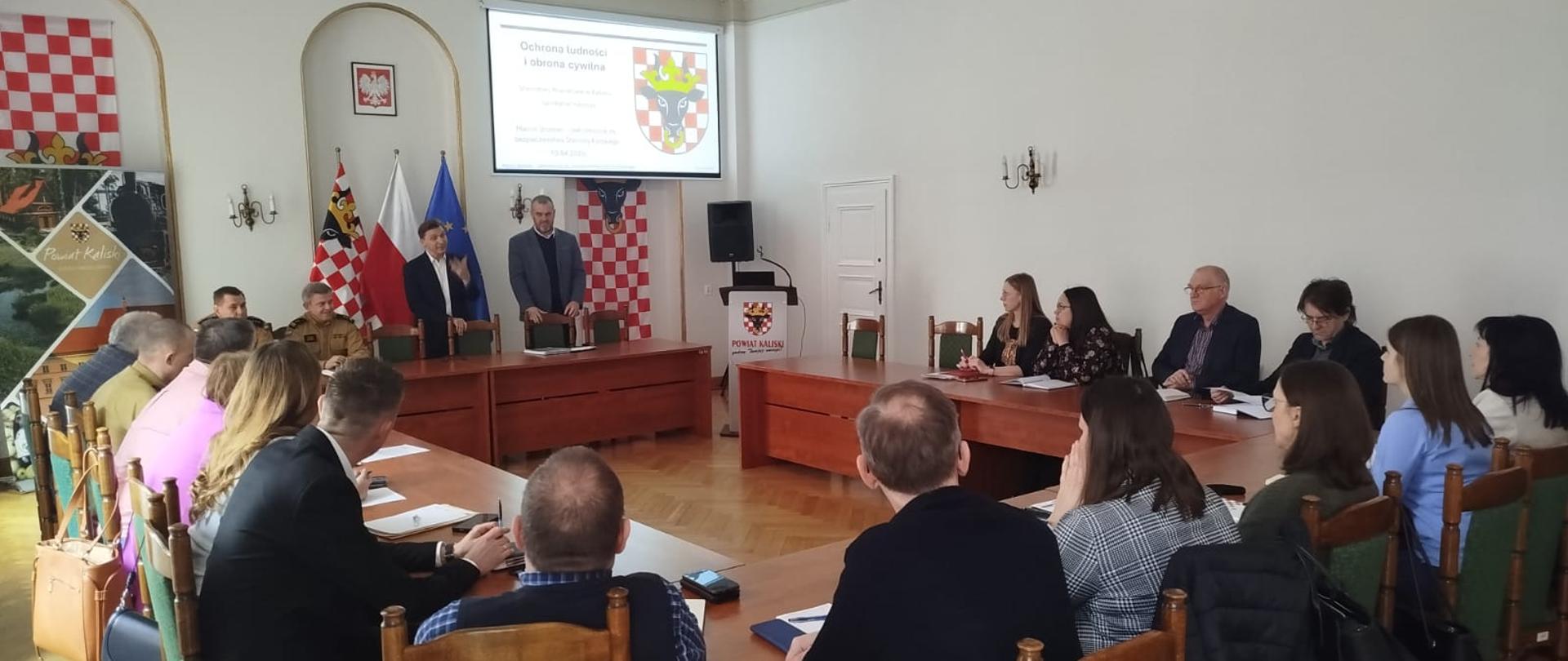 Starosta przemawia na spotkaniu.