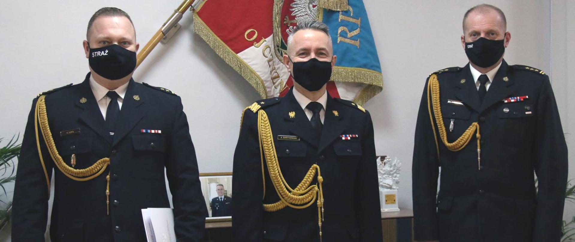Komendant Główny wraz z Zachodniopomorskimi Komendantami Wojewódzkimi na tle sztandaru