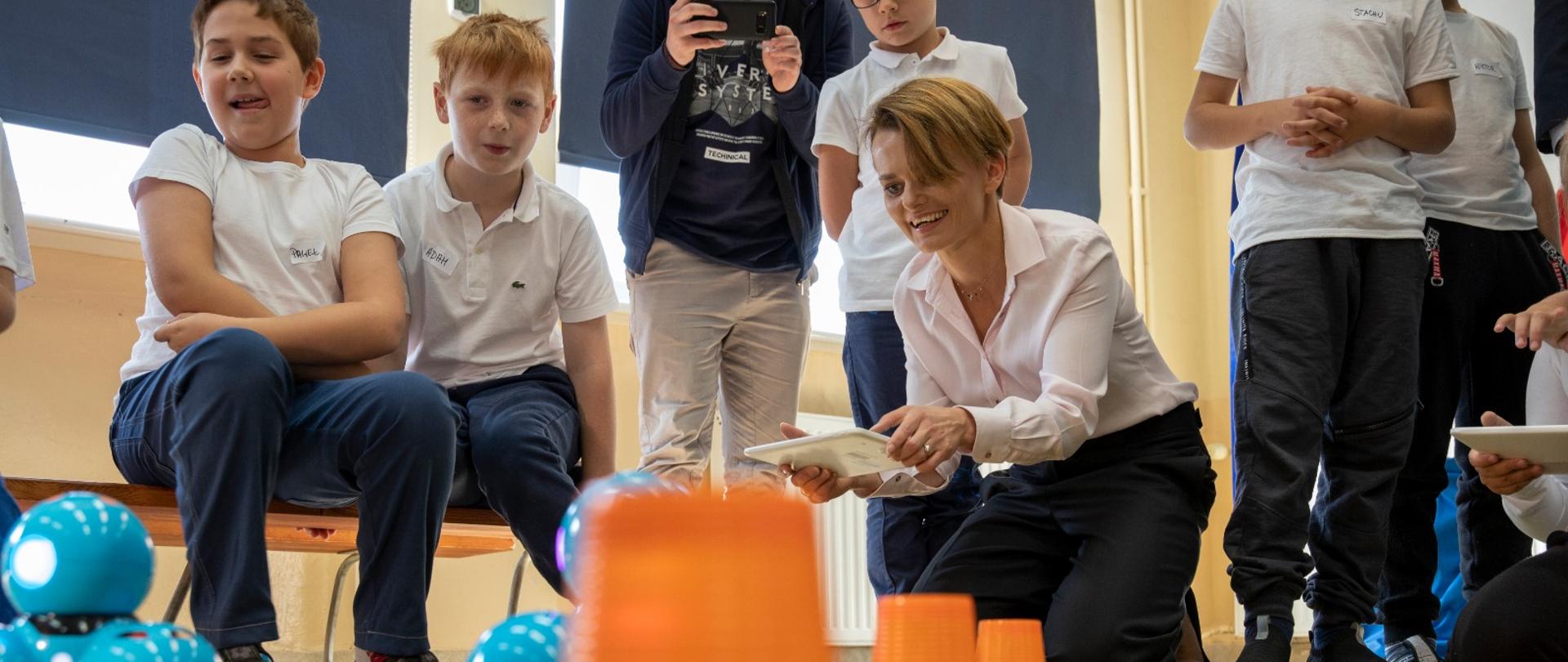 Minister Emilewicz na lekcji kodowania w Poznaniu