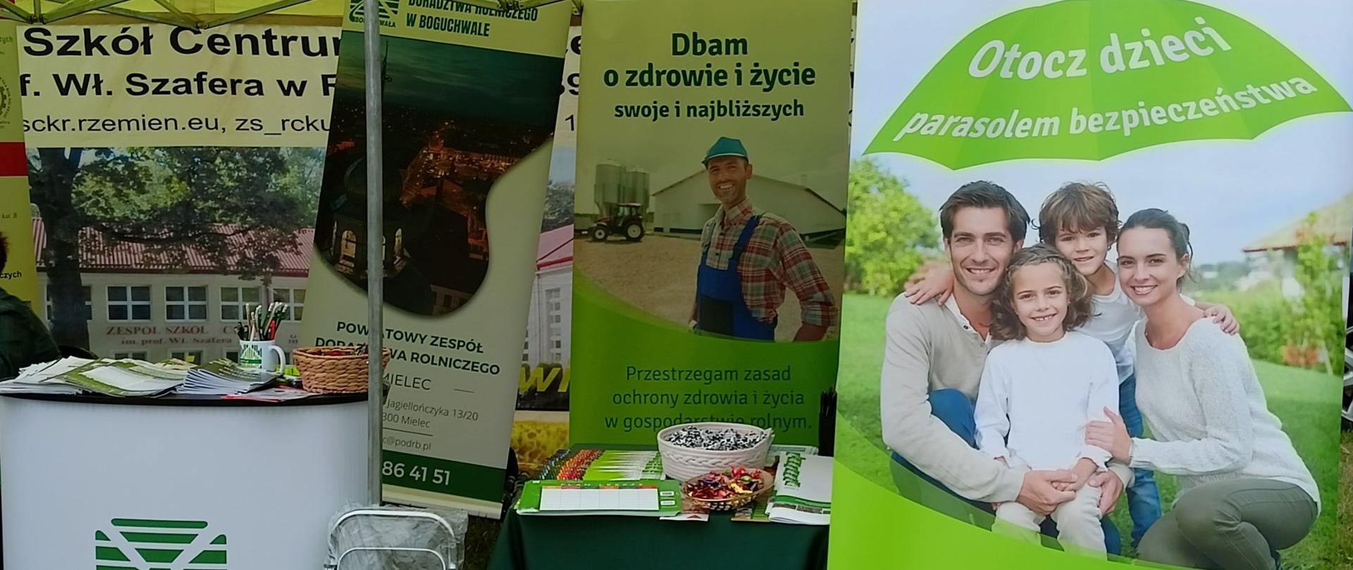 Stoisko informacyjno-promocyjne PT KRUS w Mielcu oraz Podkarpackiego Ośrodka Doradztwa Rolniczego w Boguchwale. Przed stoiskiem znajdują się materiały prewencyjne Kasy.