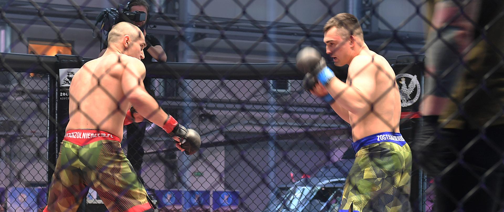 Gala MMA w Wojsku Polskim - zawodnicy w oktagonie 