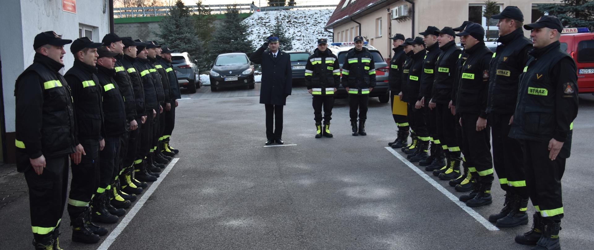 Strażacy w trakcie zmiany służby w podziale bojowym