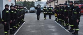 Strażacy w trakcie zmiany służby w podziale bojowym