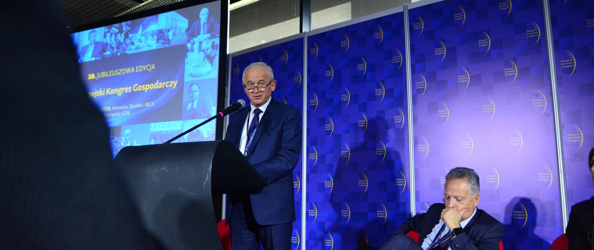 Minister Tchórzewski występuje podczas dyskusji „Regiony górnictwa węgla kamiennego w okresie przekształceń: Śląsk –wizja i projekty”