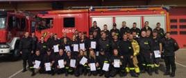 Zdjęcie grupowe kursantów po otrzymaniu pozytywnego wyniku egzaminu kończącego szkolenie podstawowe strażaków ratowników ochotniczych straży pożarnych