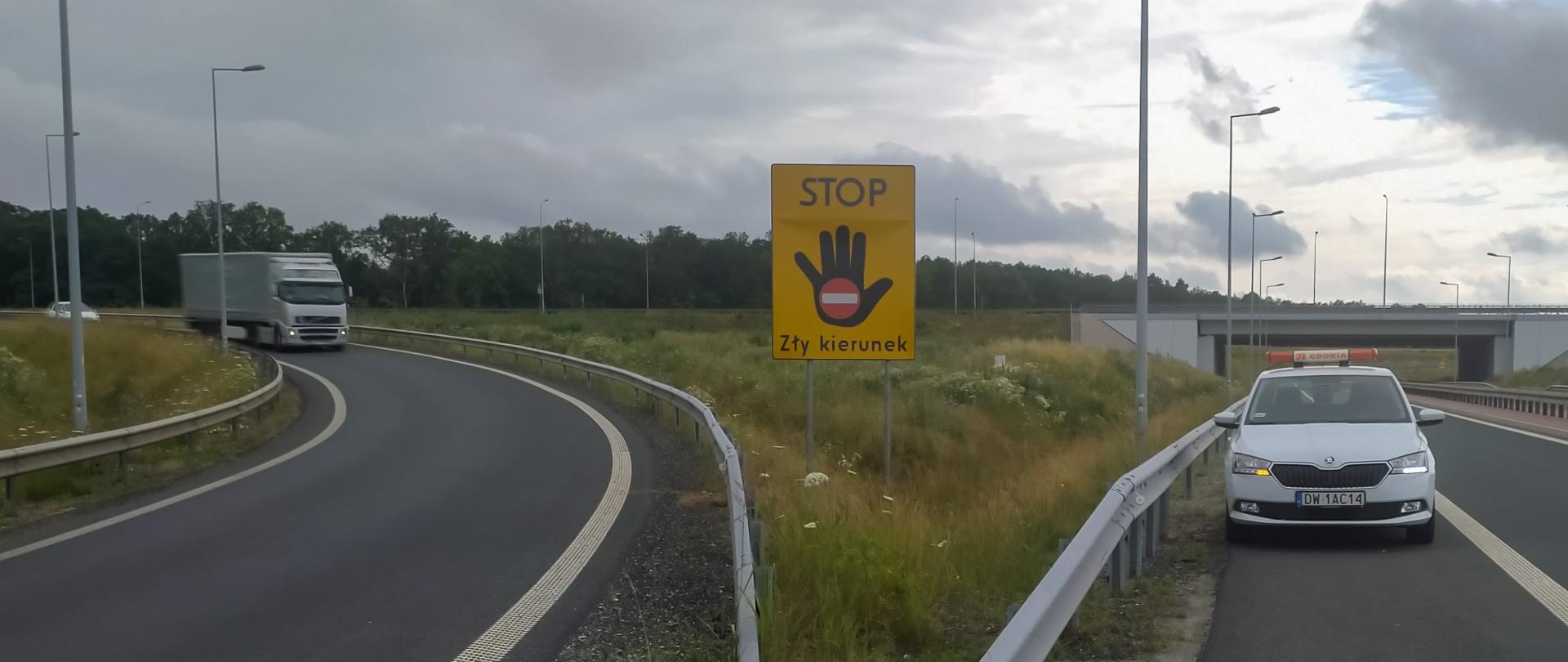 Tablica informacyjna - Stop zły kierunek ustawiona na łącznicy węzła Głogów Południe na S3