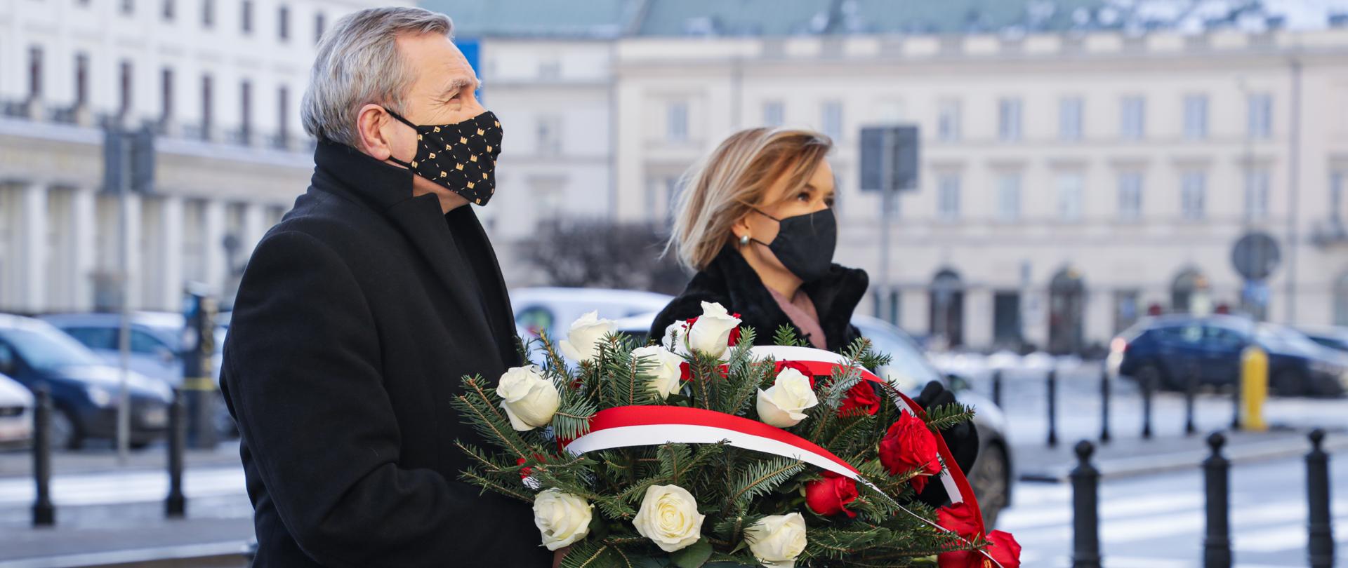 Pan Premier Piotr Gliński oraz Sekretarz Stanu Anna Krupka podczas składania wieńca pod tablicą upamiętniającą Krzysztofa Kamila Baczyńskiego.