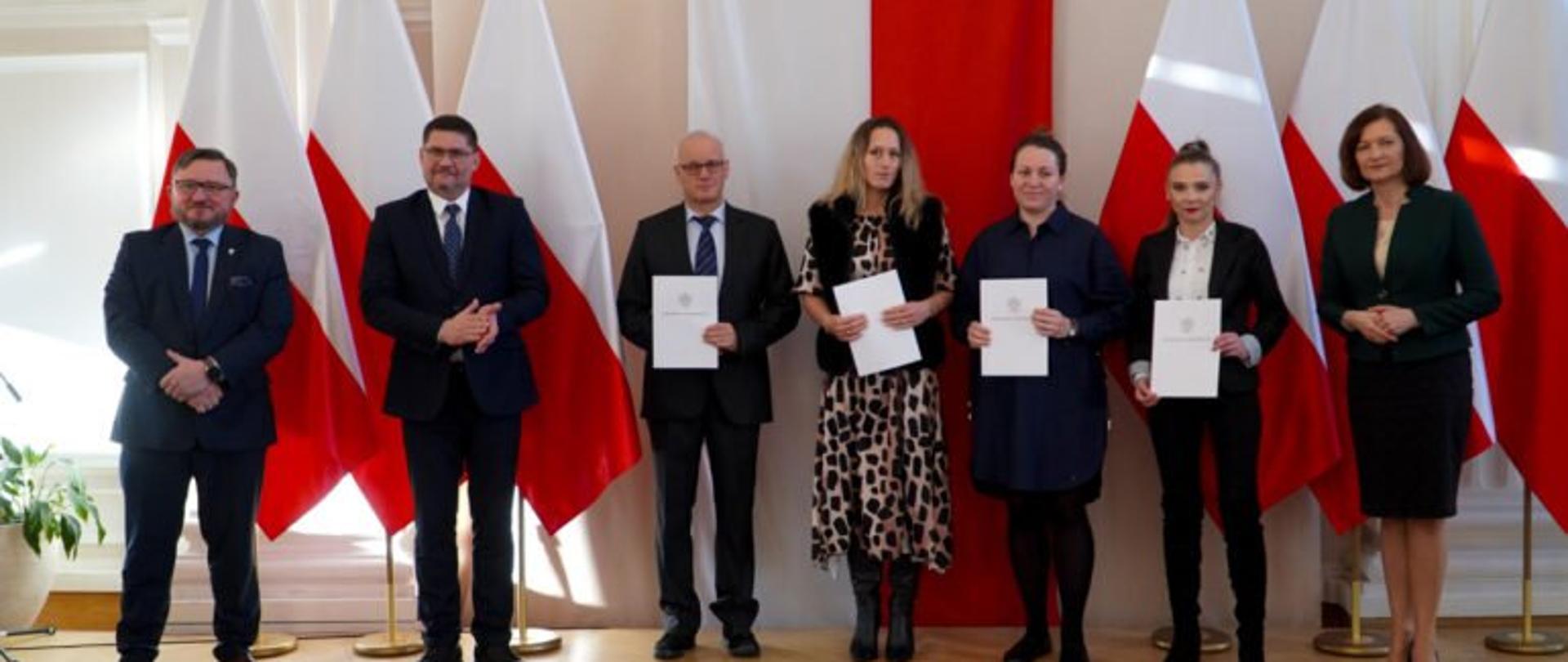 Wojewoda Ewa Leniart wraz z wyróżnionymi pracownikami inspekcji weterynaryjnej