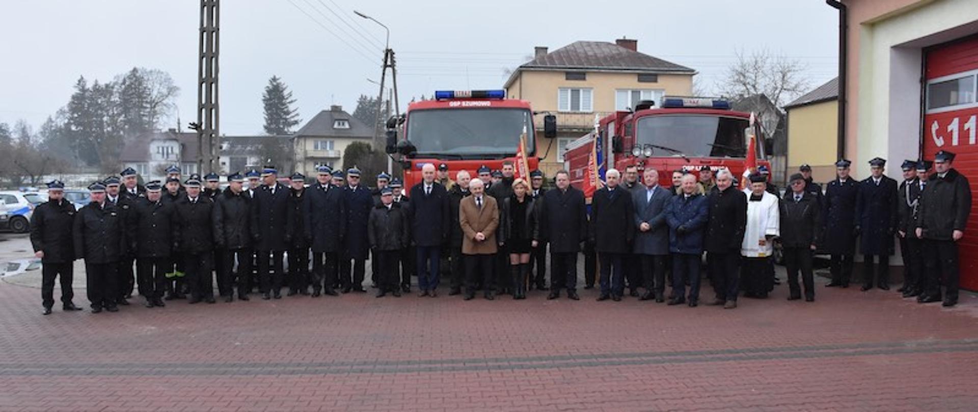 zdjęcie zaproszonych gości biorących udział w uroczystej zbiórce na placu przy remizie OSP