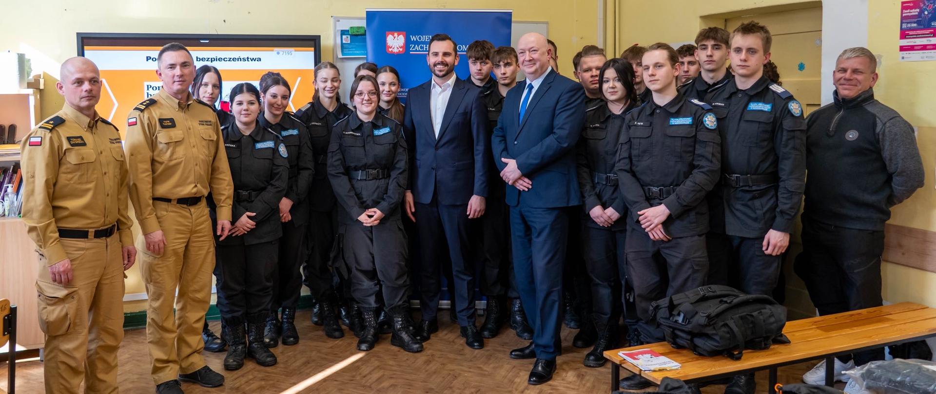 wspólne zdjęcie wicewojewody z uczniami, nauczycielami i strażakami
